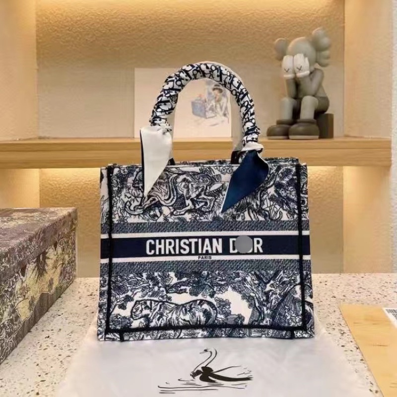 Túi xách CHRISTIAN BOOK TOTE size nhỏ hoạ tiết đặc biệt
