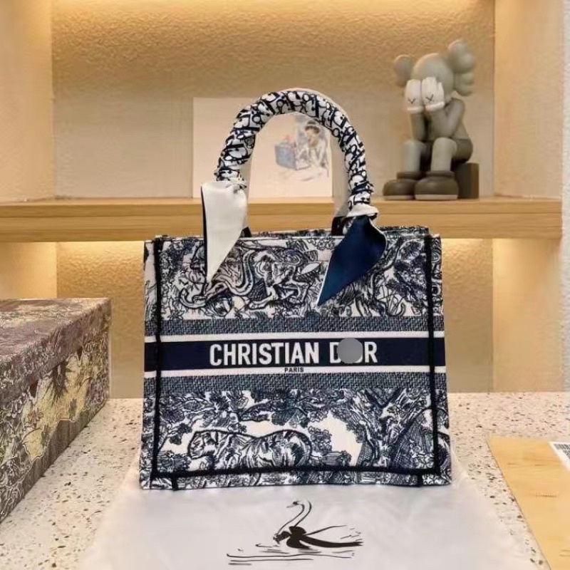 Túi xách CHRISTIAN BOOK TOTE size nhỏ hoạ tiết đặc biệt | BigBuy360 - bigbuy360.vn