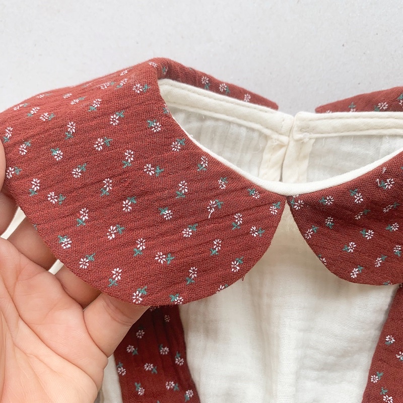 Set yếm kèm áo cổ sen xô muslin mềm mại cho bé