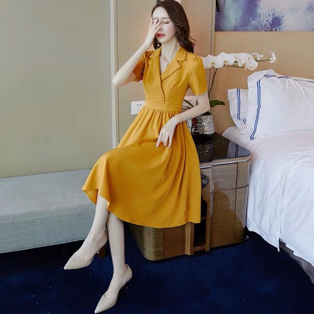 Đầm sơ mi vàng nghệ nút bọc