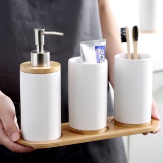 🚪 Set 3 món bày phòng tắm sứ trắng nắp gỗ cao cấp: 1 chai đựng sữa rửa + 2 cốc đựng bàn chải đánh răng