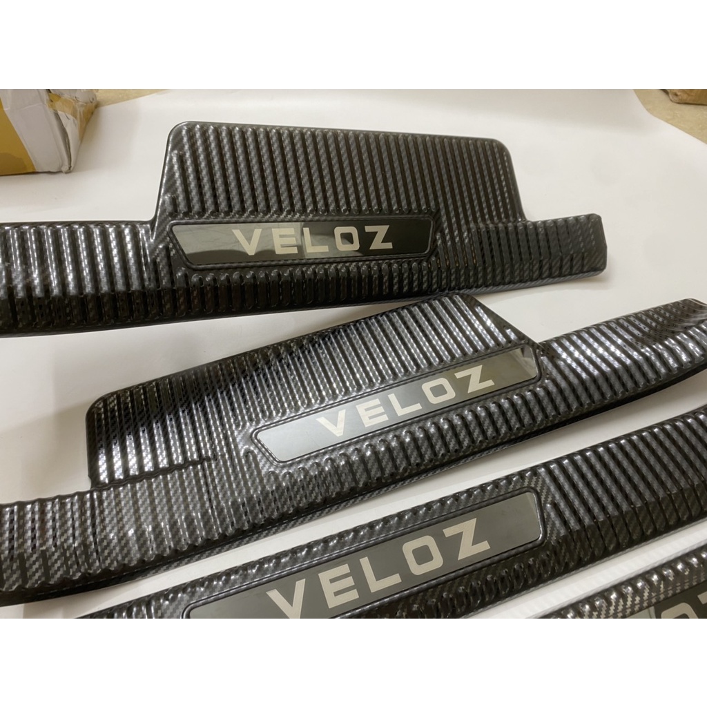 Ốp Bậc Cửa, Nẹp Bước Chân TOYOTA VELOZ 2022 - 2023 vân carbon cao cấp
