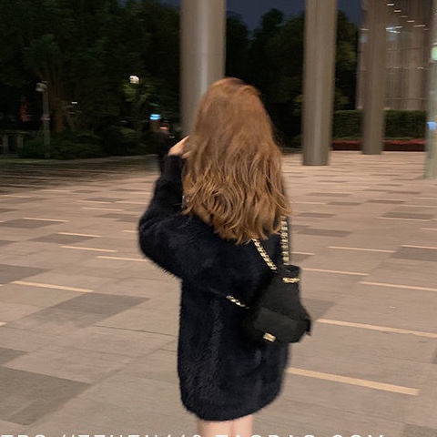 Áo khoác len cổ chữ V màu đen thời trang nữ tính