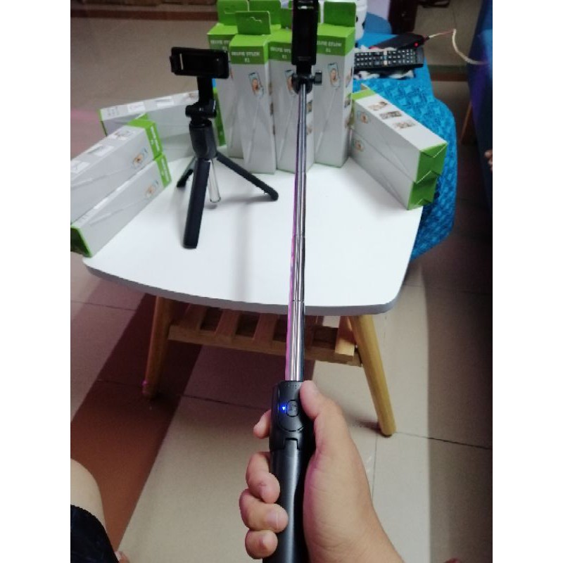 gậy chụp hình tripod 3 chân livestream xoay 360 độ R1 có remote