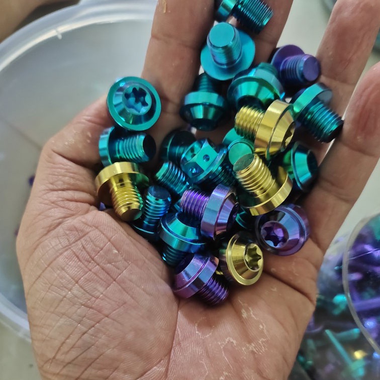 Ốc chân gương, chân kính titan GR5 10li10 đầu dù gắn Wave, Sirus, Winner X, Exciter 150 và nhiều dòng xe tương thích