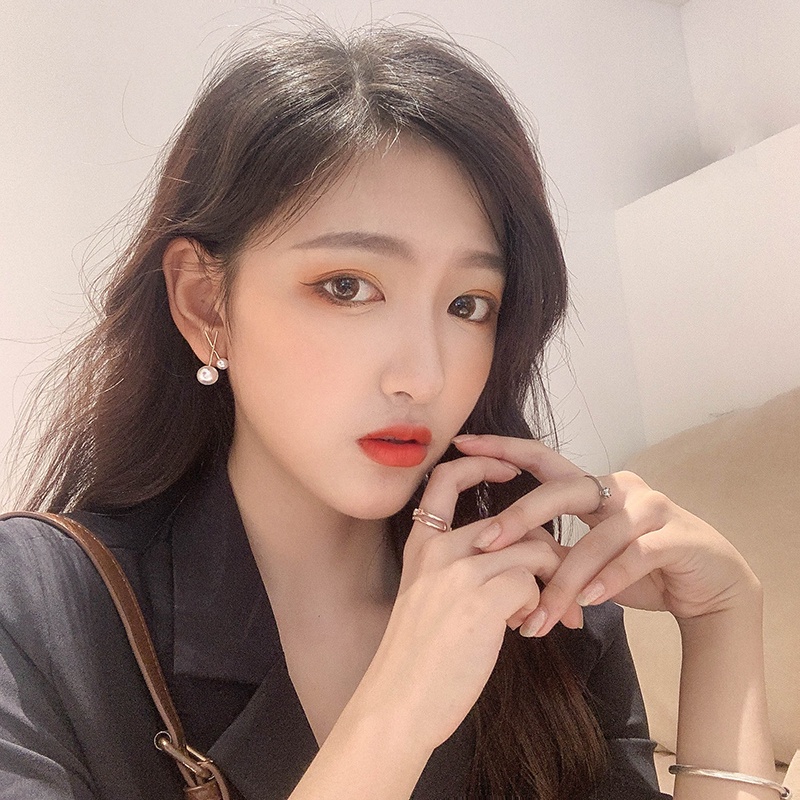 Đôi bông tai đính ngọc trai hình bắt chéo