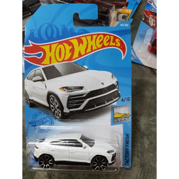 xe Hot Wheels Lamborghini urus trắng