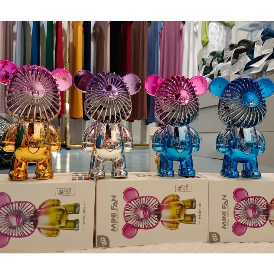 Quạt mini cầm tay hình gấu bearbrick, quạt tích điện cổng sạc USB để bàn trang trí tiện dụng