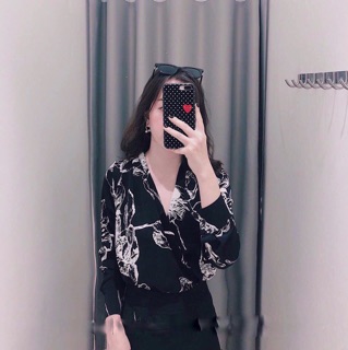 Áo sơ mi cổ V hoa lá cành.