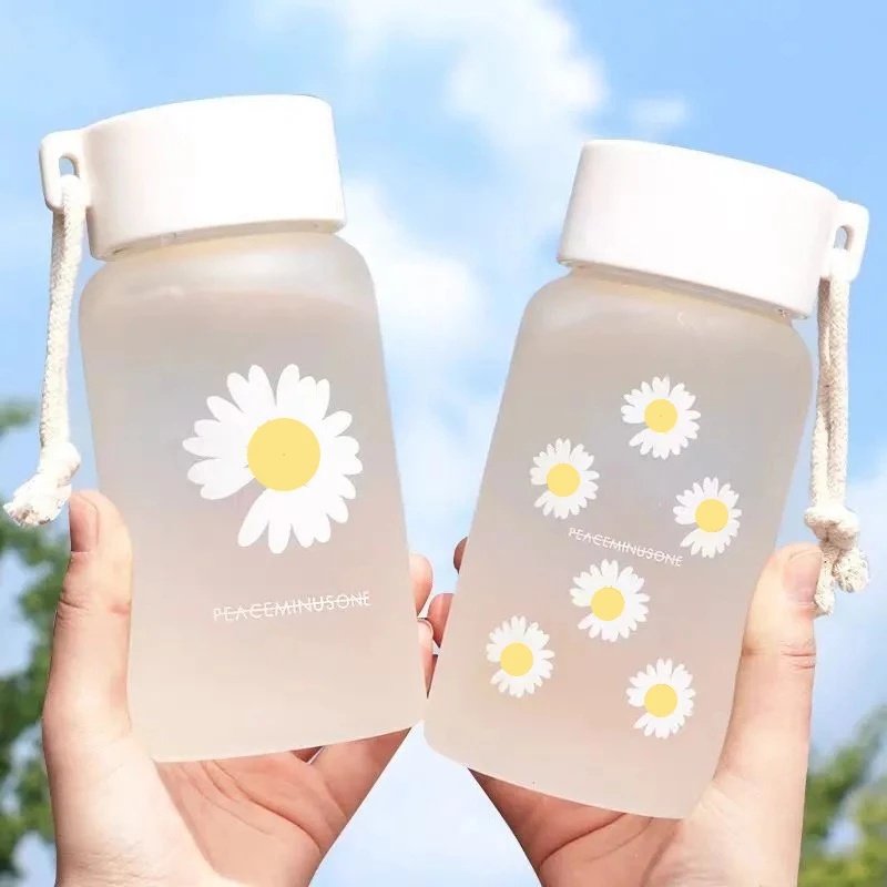 Bình Đựng Nước 480ml Bằng Nhựa Trong Suốt In Họa Tiết Hoa Cúc Thời Trang Sáng Tạo Có Dây Đeo Cho Học Sinh