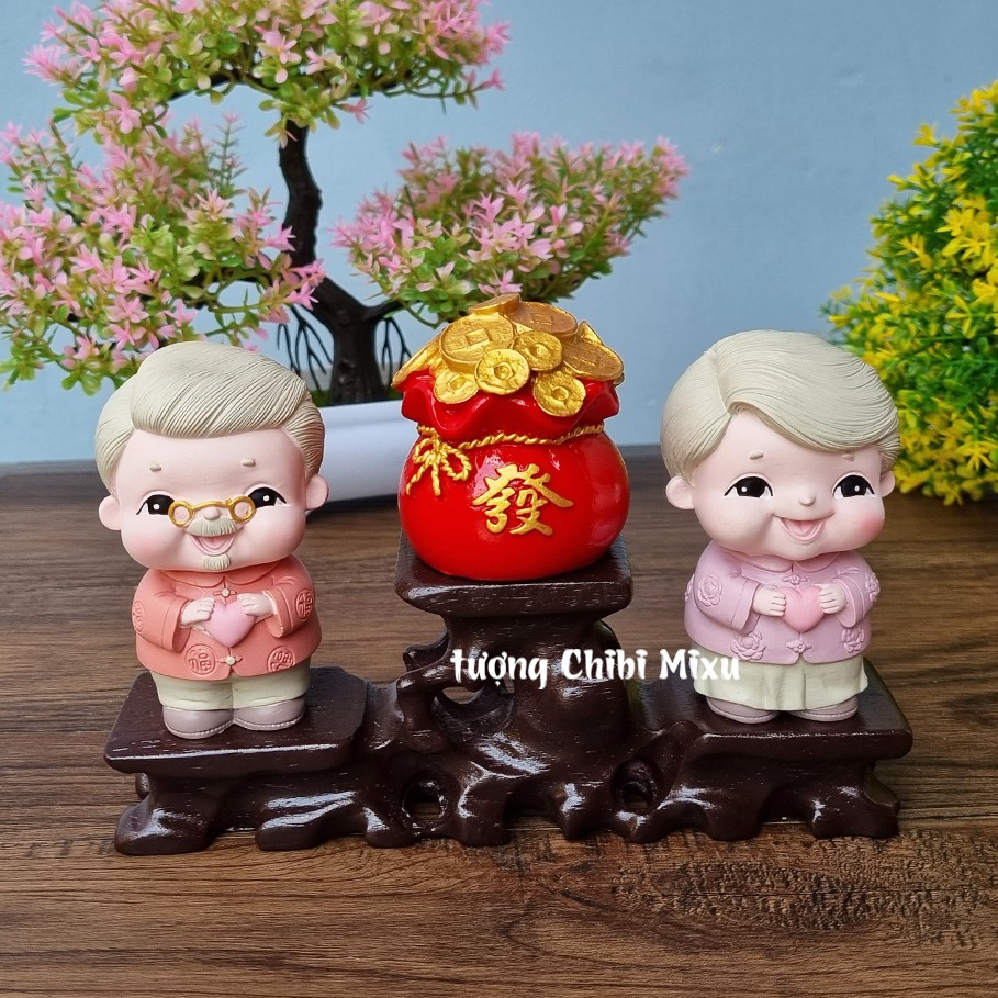 Bộ 02 tượng Ông Bà chibi kèm túi chữ Phát và chân đế tam cấp vuông nhỏ