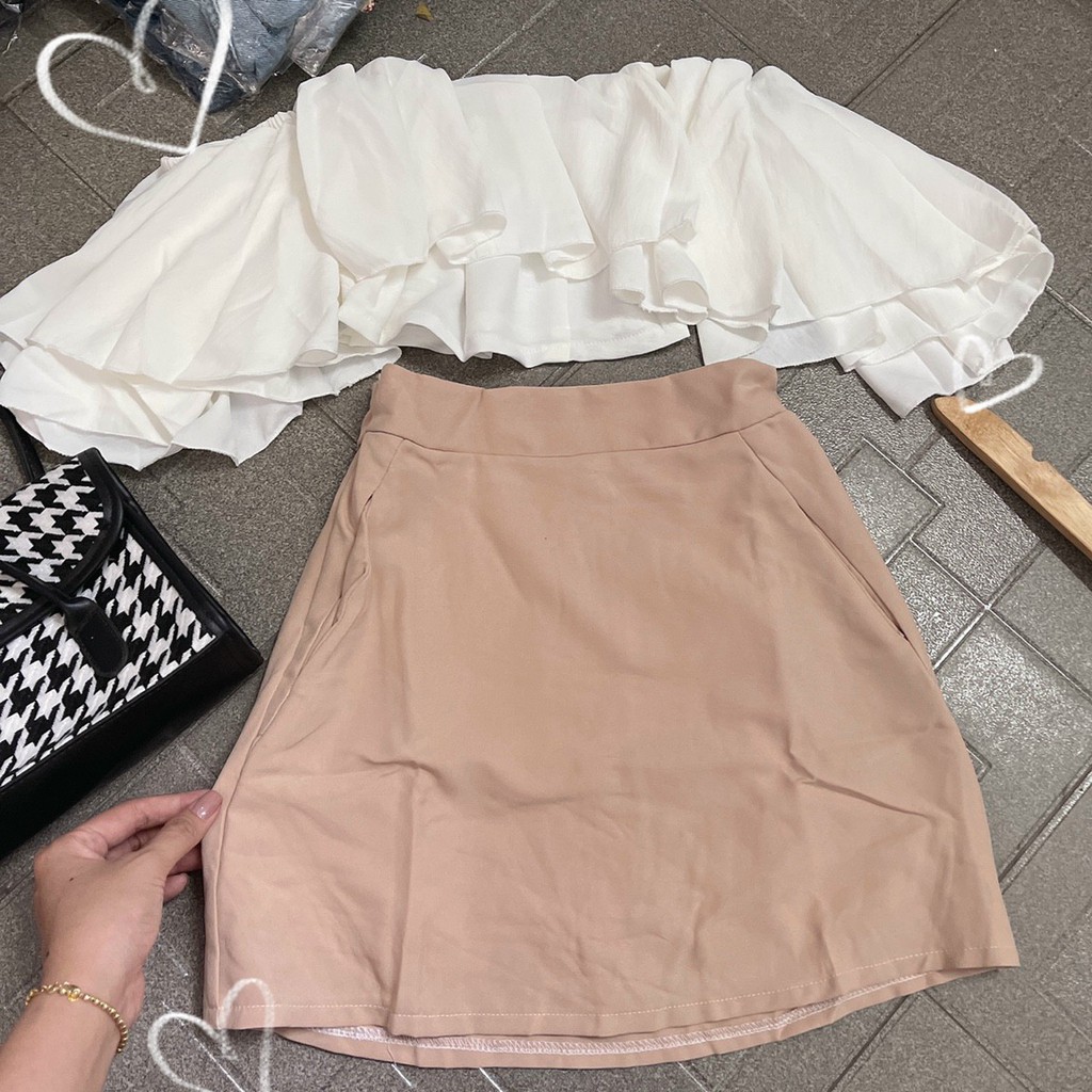 Set áo trễ vai + chân váy nude có lót quần trong