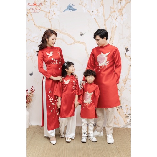 Áo dài gia đình Yến Xuân màu đỏ áo dài thêu dành cho gia đình đủ bố mẹ bé trai bé gái chụp ảnh lễ tết đẹp