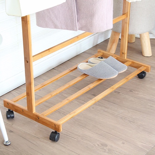 Kệ treo quần áo bằng gỗ tiện dụng