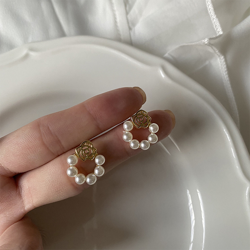 Khuyên tai ngọc trai hoa hồng dạng rỗng phong cách thời trang