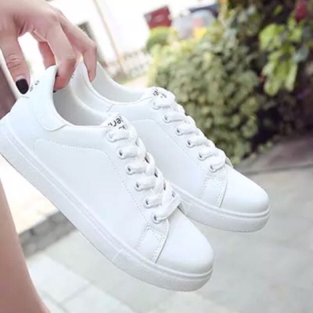 Giày thể thao trắng cho nữ dễ phối đồ