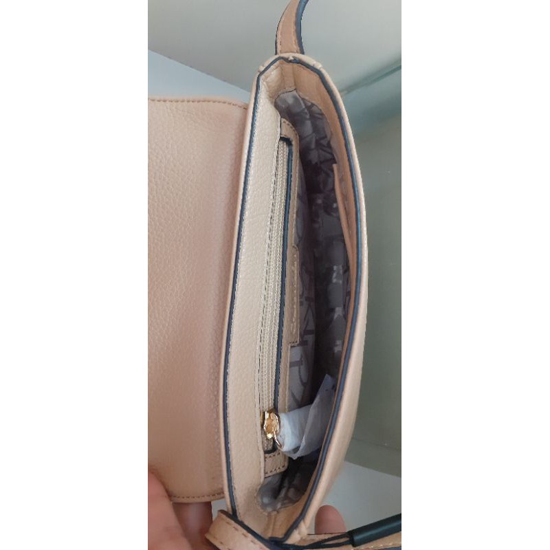 Túi đeo chéo nữ hiệu Calvin Klein