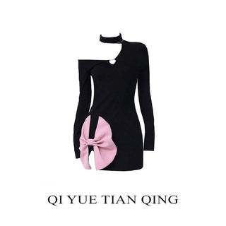 Đầm body đen hở vai phối nơ hồng óng ánh