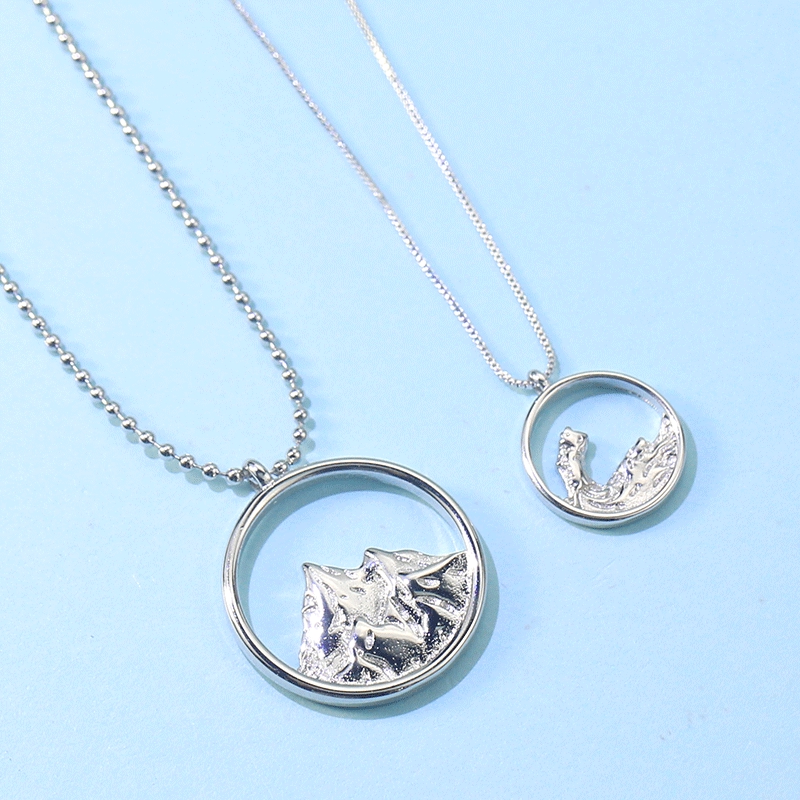 Fashionable Mountain Engraved Round Face Necklace For Couples