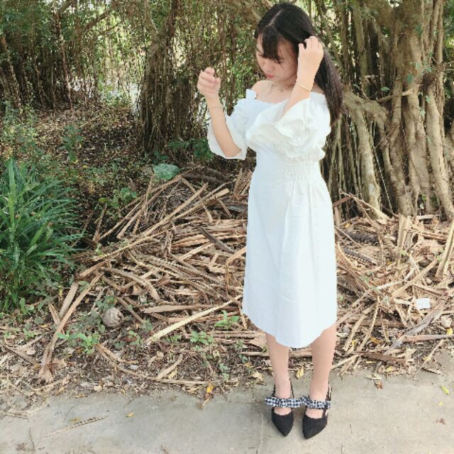 Váy trễ vai (Lan Vy đặt)