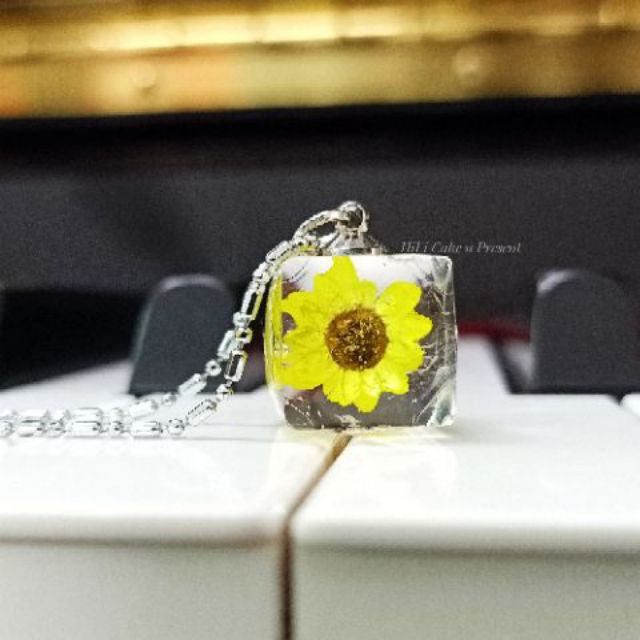 Dây chuyền resin hoa snowy vàng