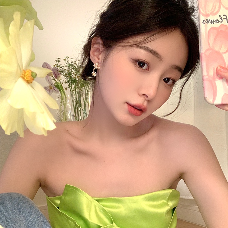 Khuyên Tai Dáng Dài Không Đối Xứng Hình Hoa Cúc Và Bướm Pha Lê Ngọt Ngào Cao Cấp Thời Trang