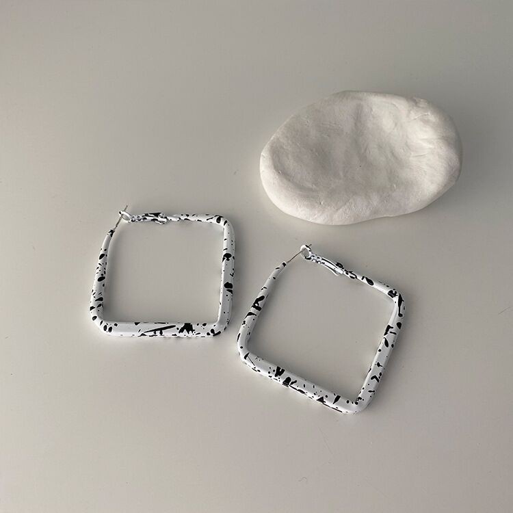 Bông tai nữ bò sữa HOT TREND trắng đen cá tính siêu xinh khuyên tai nhiều kiểu dáng TOBI STORE TB349