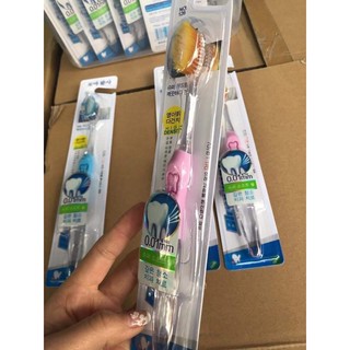 1 chiếc Bàn chải đánh răng Hàn Quốc.