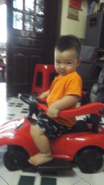 Xe ô tô chòi chân cho bé