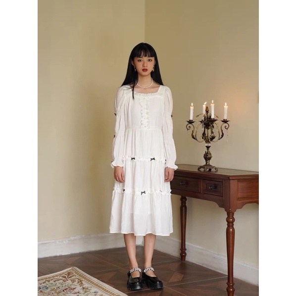 Váy trắng chun tay đính nơ retro Pháp