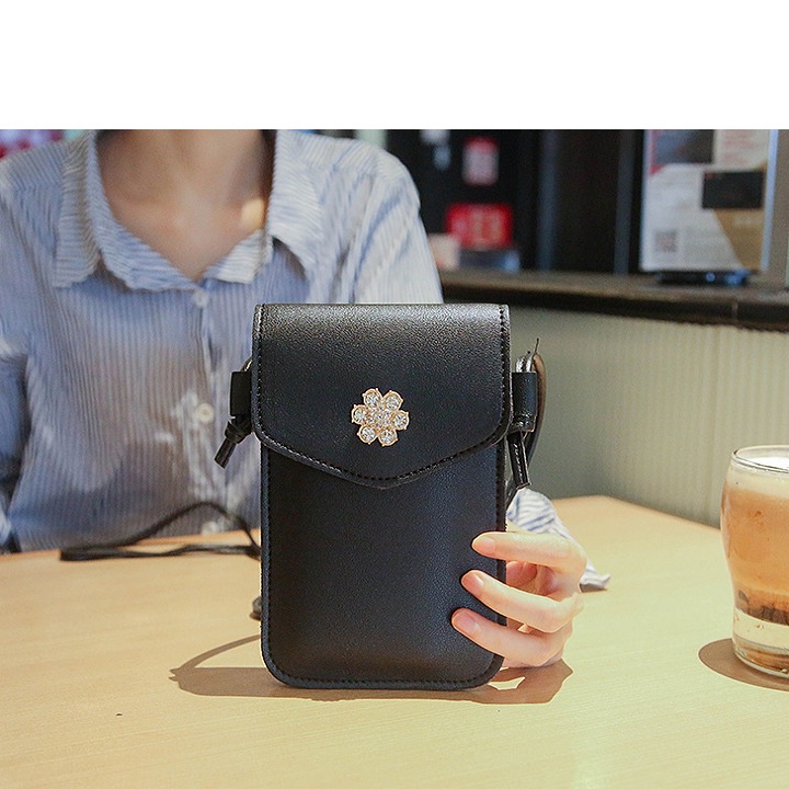 Túi đeo chéo nữ đựng điện thoại phong cách Hàn Quốc cực sang chãnh in hình họa trên nền da PU cực nét, mịn.