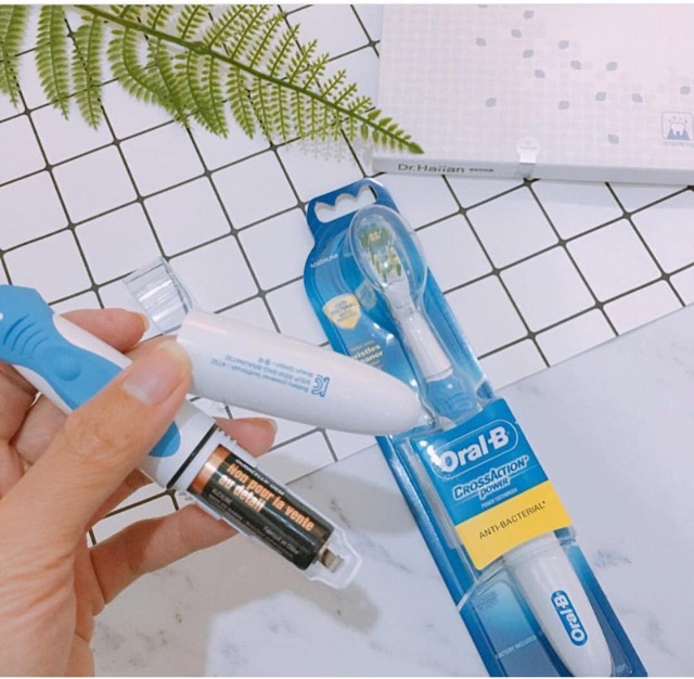 Bàn chải điện Oral B Cross Action Powet Whitening