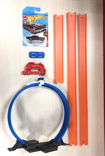 Combo Hotwheels : 1 xe Hotwheels, 1 đường tròn, 3 đường đua, 1 mối nối, 1 chốt đỏ