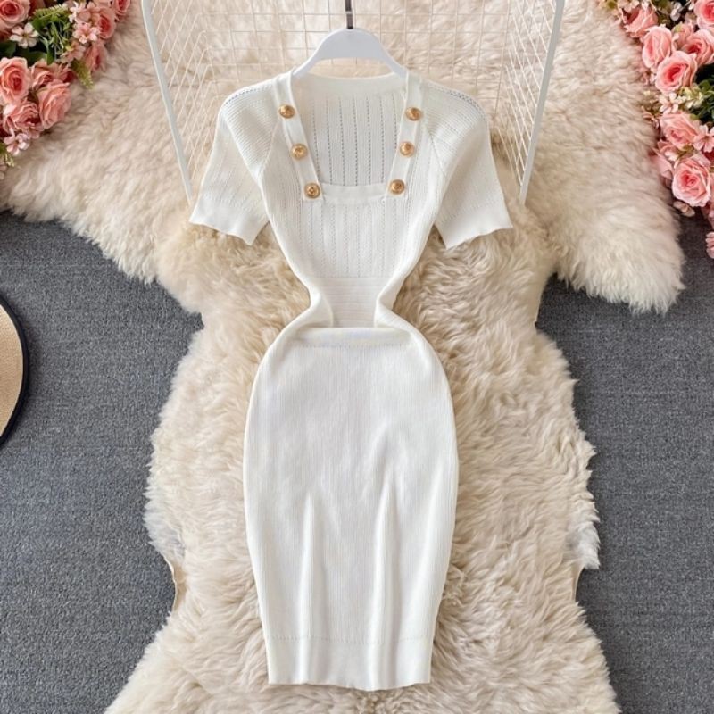 Đầm len body cổ vuông đính nút