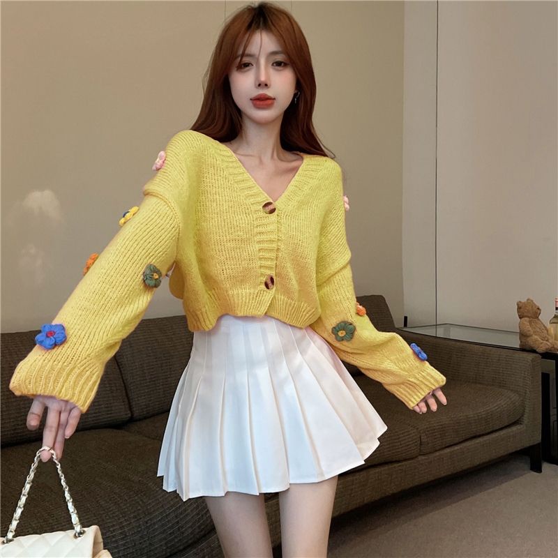 Gaeul store- áo khoác len cardigan croptop 2 khuy mix bông hoa tay áo