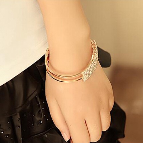 Vòng tay đính đá thiết kế thanh lịch cho nữ