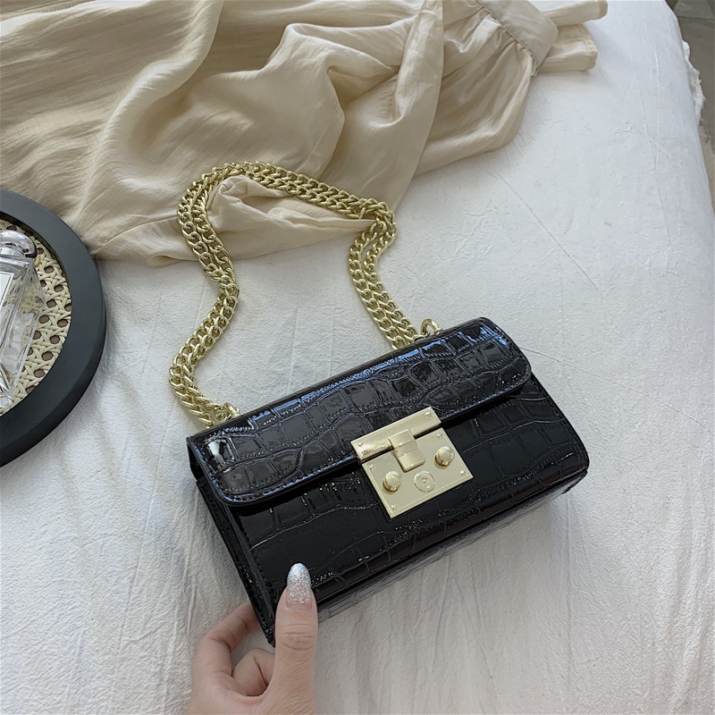 Túi đeo chéo hình vuông nhỏ phối dây xích thời trang