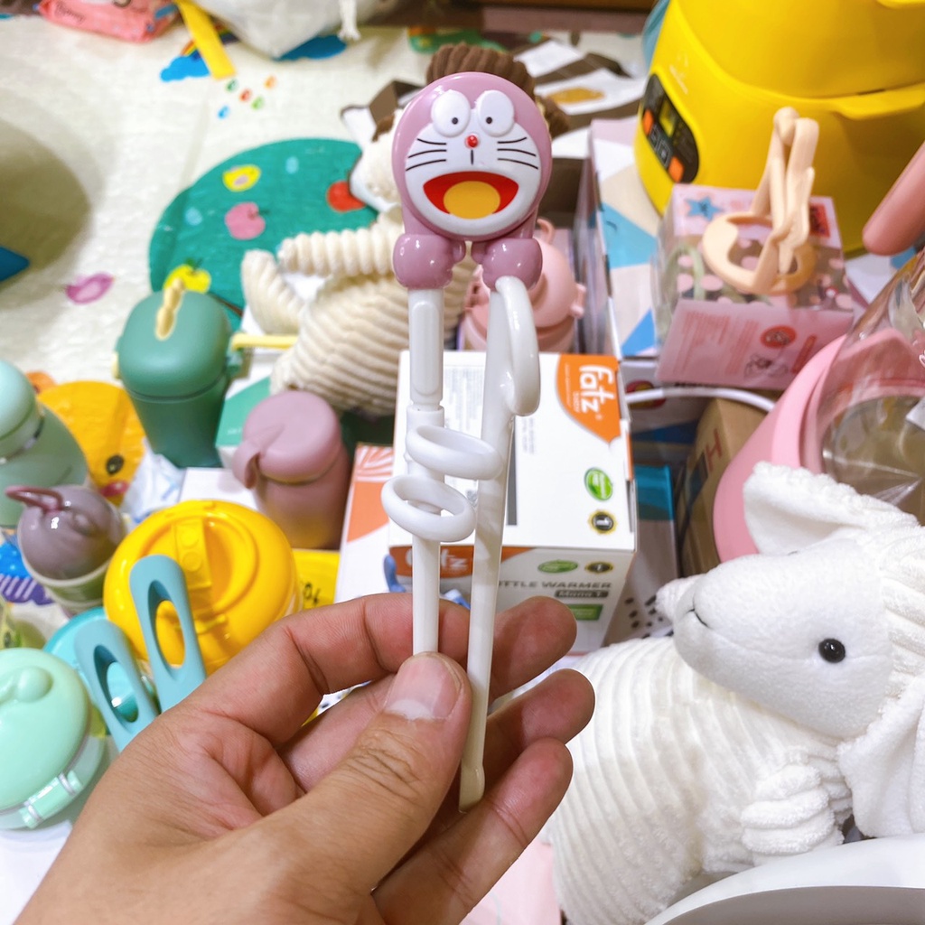Đũa tập ăn xỏ ngón hoạt hình cho bé