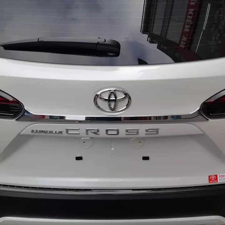 Ốp Trang trí Tay Mở cốp xe Toyota Cross 2020 2021 có 2 màu lựa chọn