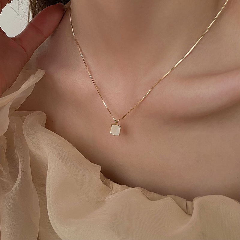 Vòng Cổ Nữ Thép Titan Không Gỉ Mặt Vuông Nhỏ Khoe Xương Quai Xanh Sang Trọng