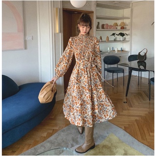 Fallen leaves yellow floral temperament covering flesh and showing lean temperament dress