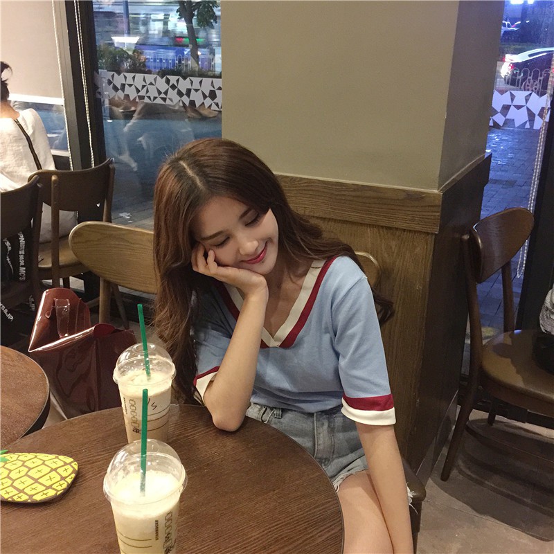 Áo cổ chữ V có viền