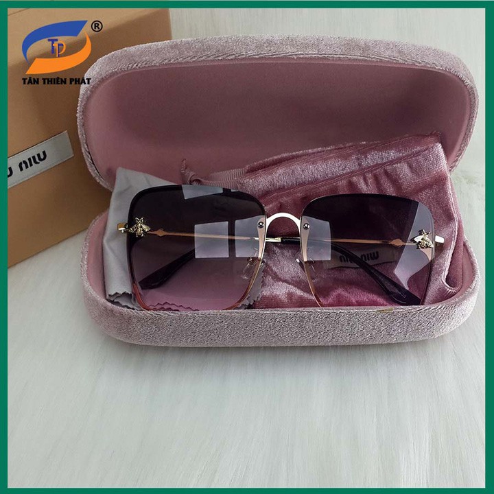 Kính mát nữ thời trang chống nắng, chống tia UV 80. Tròng kính không gọng, màu đen khói, form ôm mặt, râm mát và dịu mắt | BigBuy360 - bigbuy360.vn