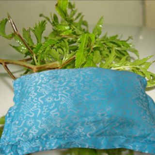 Gối lá đinh lăng cho bé. Mùi thơm dễ chịu thấm hút mồ hôi rất tốt giúp bé ngủ ngon.  Tránh gió tốt cho