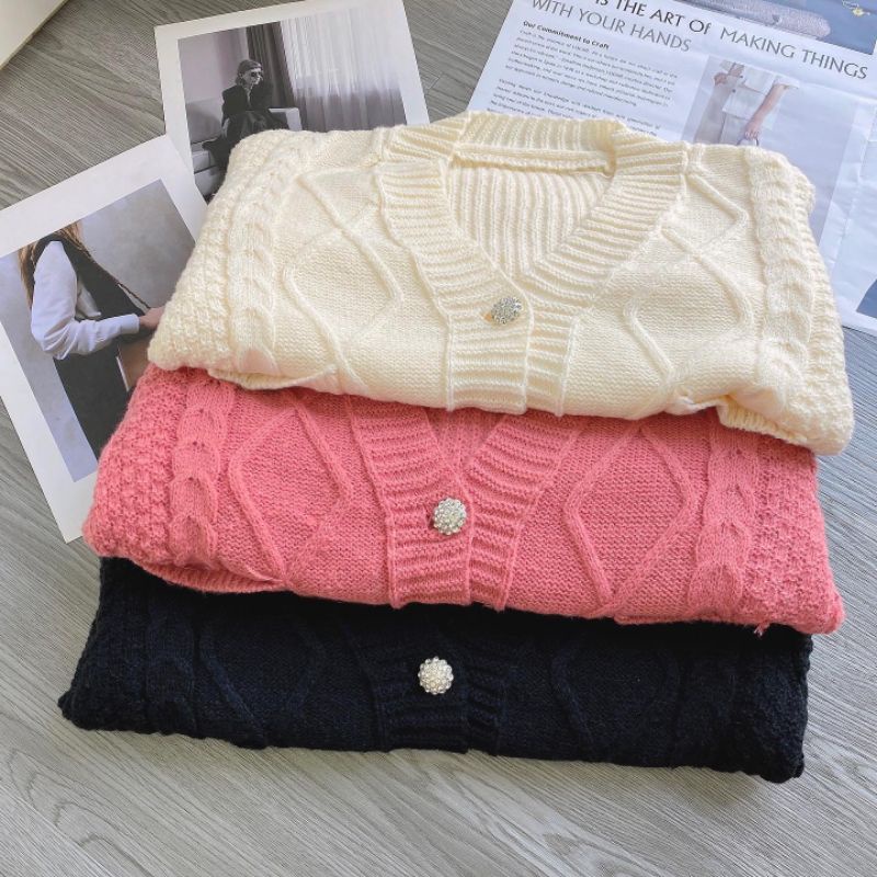 Áo khoác len cardigan cổ tim khuy đá.