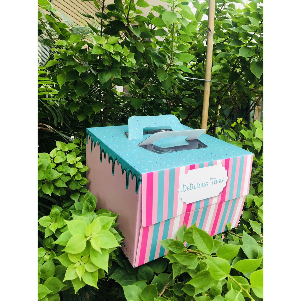 Hộp bánh kem giấy size 25*25*17cm - hộp kèm đế trắng - họa tiết ngẫu nhiên-