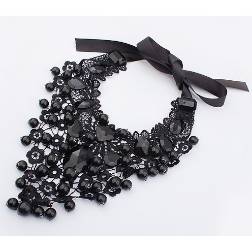 Vòng cổ choker buộc dây hạt đen phối áo sơ mi trắng