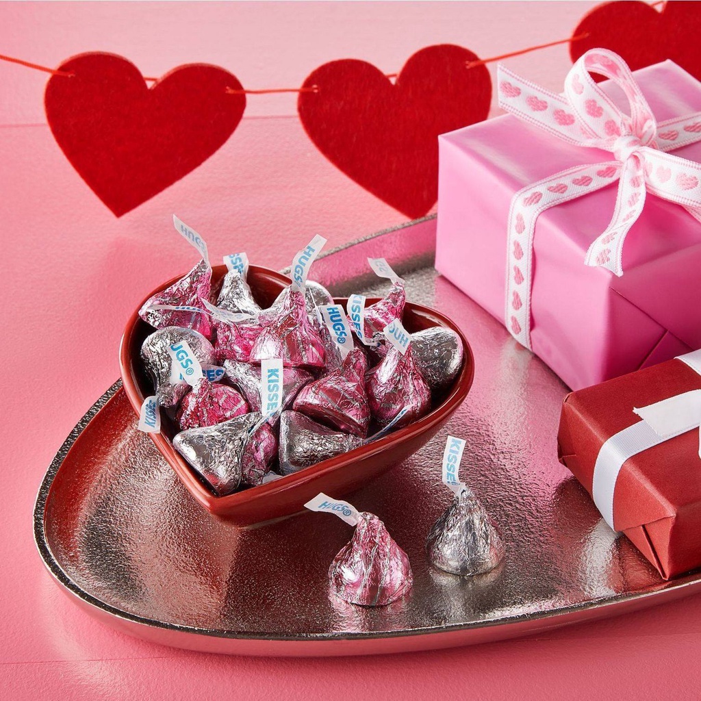 MẪU VALENTINE TÚI 666g SOCOLA SỮA &amp; KEM Hershey's Valentine's Hugs &amp; Kisses Assortment, GIẤY BẠC &amp; HỒNG NGỌT NGÀO