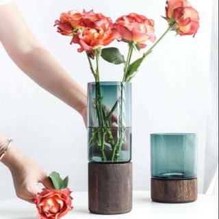 Lọ hoa thủy tinh dáng trụ, đế gỗ