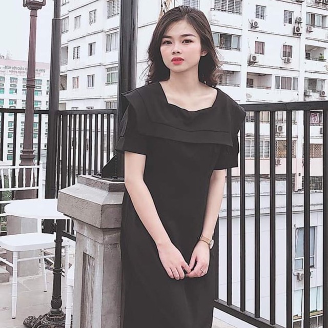 Đầm đen cổ vuông
